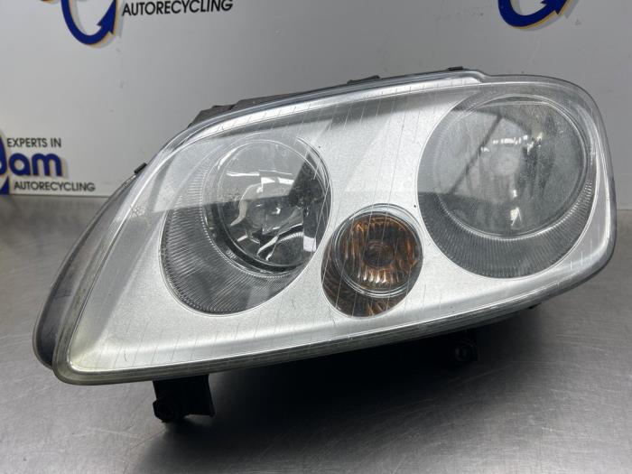 Używane Reflektor lewy Volkswagen Touran (1T1/T2) 1.6 Cena € 60,00 Procedura marży oferowane przez Gebr Opdam B.V.