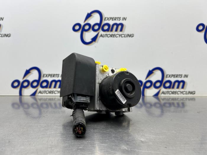 Begagnade ABS-pump Opel Combo 1.3 CDTI 16V ecoFlex Pris € 150,00 Marginaltabell erbjuds av Gebr Opdam B.V.