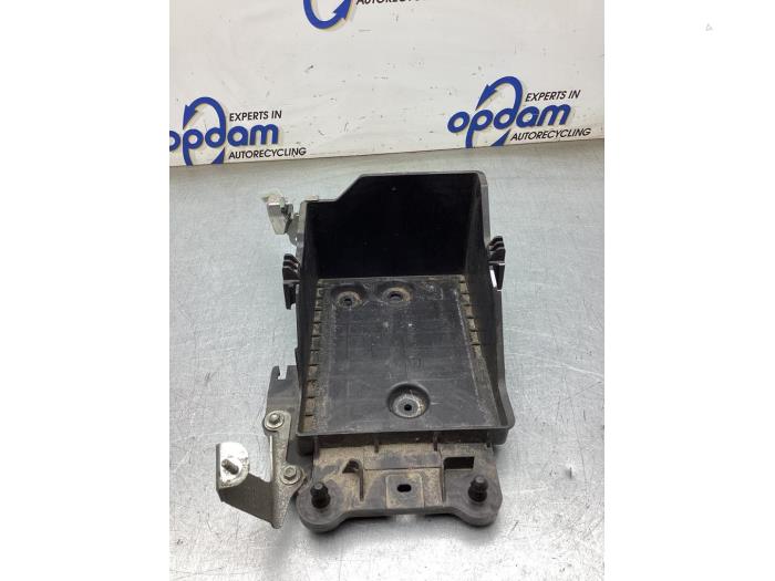 Begagnade Batterilåda Mazda CX-3 (DJ/DK) 2.0 SkyActiv-G 121 Pris € 30,00 Marginaltabell erbjuds av Gebr Opdam B.V.