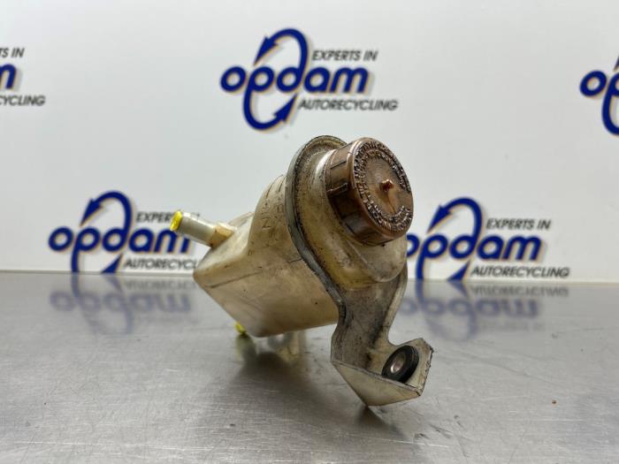 Begagnade Styrservotank Opel Combo 1.3 CDTI 16V ecoFlex Pris € 25,00 Marginaltabell erbjuds av Gebr Opdam B.V.