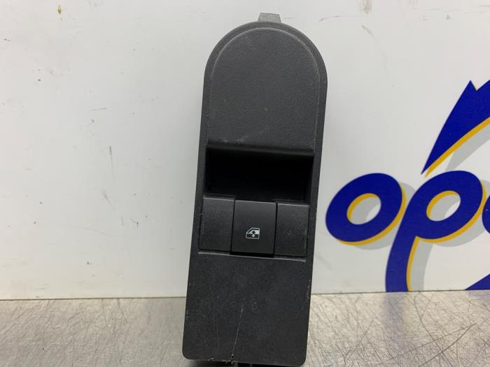 Usados Interruptor de ventanilla eléctrica Opel Astra H GTC (L08) 1.8 16V Precio € 25,00 Norma de margen ofrecido por Gebr Opdam B.V.