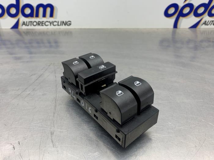 Usados Interruptor de ventanilla eléctrica Fiat Punto III (199) 0.9 TwinAir Turbo 100 Precio € 50,00 Norma de margen ofrecido por Gebr Opdam B.V.