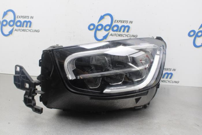 Używane Reflektor lewy Mercedes GLC (X253) 2.0 300 e 16V 4-Matic Cena € 450,00 Procedura marży oferowane przez Gebr Opdam B.V.