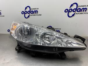 Usagé Phare droit Peugeot 207/207+ (WA/WC/WM) 1.4 16V VTi Prix € 75,00 Règlement à la marge proposé par Gebr Opdam B.V.