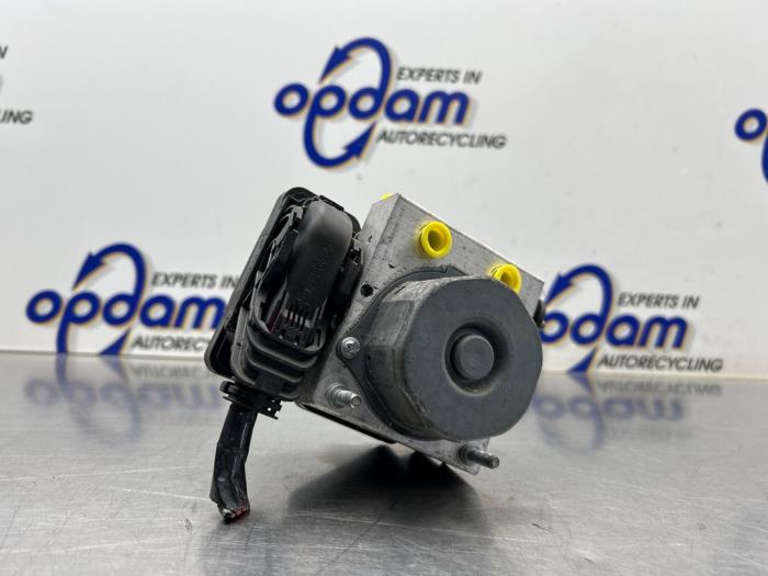 Usagé Bloc ABS Renault Clio IV (5R) 0.9 Energy TCE 90 12V Prix € 150,00 Règlement à la marge proposé par Gebr Opdam B.V.