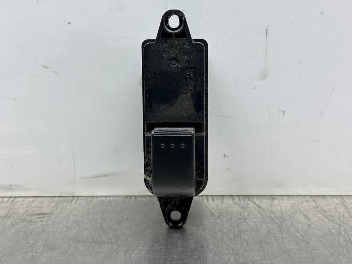 Usados Interruptor de ventanilla eléctrica Mazda 5 (CR19) 1.8i 16V Precio € 35,00 Norma de margen ofrecido por Gebr Opdam B.V.