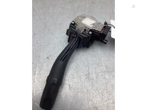 Usados Interruptor de limpiaparabrisas Kia Carens III (FG) 2.0i CVVT 16V Precio € 20,00 Norma de margen ofrecido por Gebr Opdam B.V.