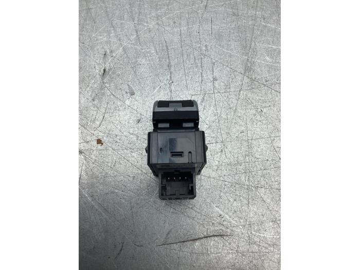 Usados Interruptor de ventanilla eléctrica Audi A3 Limousine (8VS/8VM) 1.5 35 TFSI 16V Precio € 10,00 Norma de margen ofrecido por Gebr Opdam B.V.