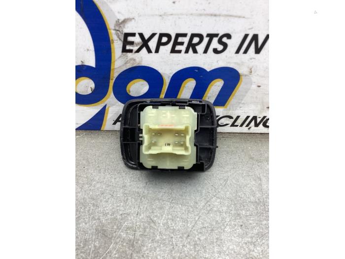 Usados Interruptor de ventanilla eléctrica Smart Forfour (453) 1.0 12V Precio € 15,00 Norma de margen ofrecido por Gebr Opdam B.V.