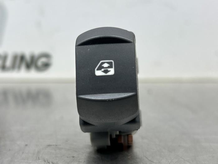 Usados Interruptor de ventanilla eléctrica Renault Clio III (BR/CR) 1.4 16V Precio € 25,00 Norma de margen ofrecido por Gebr Opdam B.V.