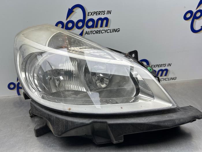 Używane Reflektor prawy Renault Clio III (BR/CR) 1.2 16V 75 Cena € 75,00 Procedura marży oferowane przez Gebr Opdam B.V.