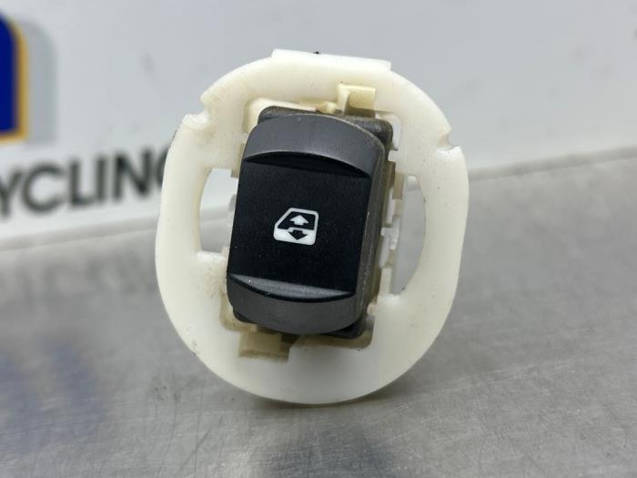 Usados Interruptor de ventanilla eléctrica Renault Clio III (BR/CR) 1.2 16V 75 Precio € 20,00 Norma de margen ofrecido por Gebr Opdam B.V.