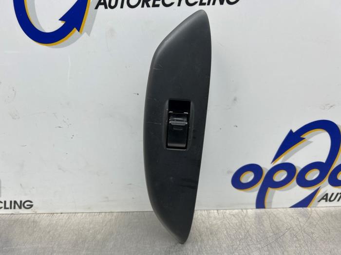 Usados Interruptor de ventanilla eléctrica Toyota Yaris (P1) 1.3 16V VVT-i Precio € 20,00 Norma de margen ofrecido por Gebr Opdam B.V.