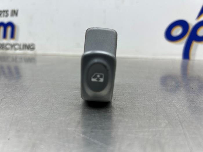 Usados Interruptor de ventanilla eléctrica Renault Twingo (C06) 1.2 Precio € 15,00 Norma de margen ofrecido por Gebr Opdam B.V.