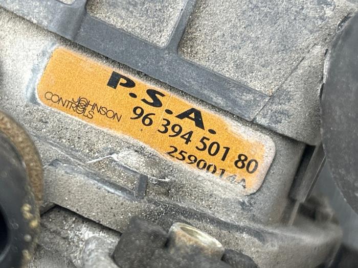 Używane Pompa gazów spalinowych Peugeot 307 Break (3E) 2.0 16V Cena € 75,00 Procedura marży oferowane przez Gebr Opdam B.V.