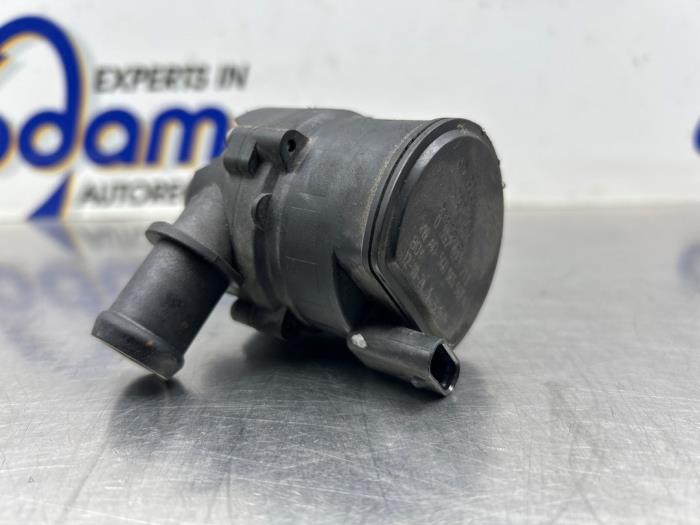 Begagnade Extra vattenpump Seat Leon (5FB) 1.4 TSI 16V Pris € 40,00 Marginaltabell erbjuds av Gebr Opdam B.V.