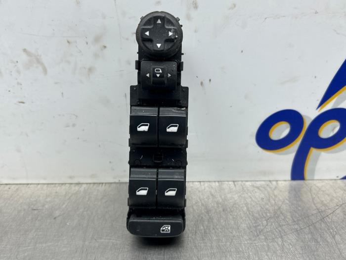 Usados Interruptor de ventanilla eléctrica Peugeot 308 SW (L4/L9/LC/LJ/LR) 1.6 BlueHDi 120 Precio € 75,00 Norma de margen ofrecido por Gebr Opdam B.V.