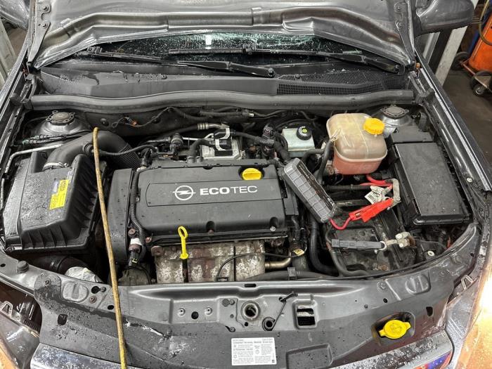 Batterieträger van een Opel Astra H GTC (L08) 1.6 16V 2010