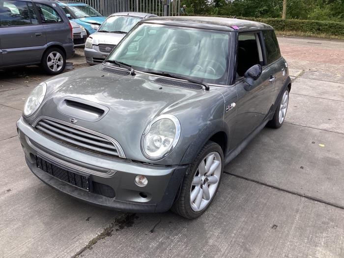 Karosserieecke links vorne van een MINI Mini Cooper S (R53) 1.6 16V 2004