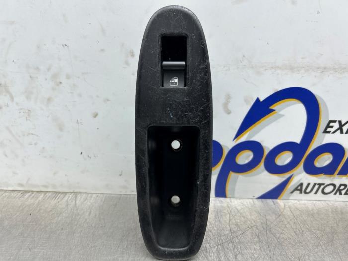 Usados Interruptor de ventanilla eléctrica Alfa Romeo 159 (939AX) 2.2 JTS 16V Precio € 30,00 Norma de margen ofrecido por Gebr Opdam B.V.