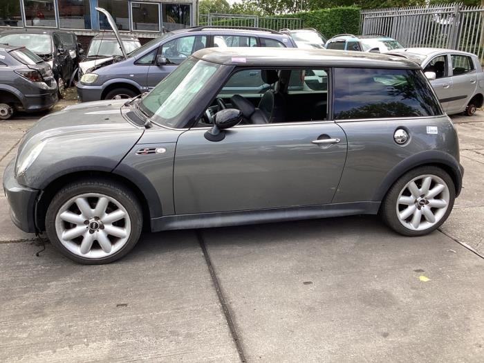 Kotflügel links vorne van een MINI Mini Cooper S (R53) 1.6 16V 2004