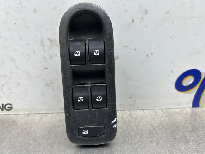 Usados Interruptor de ventanilla eléctrica Renault Grand Scénic II (JM) 2.0 16V Precio € 30,00 Norma de margen ofrecido por Gebr Opdam B.V.
