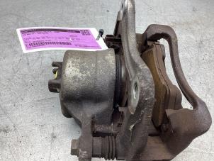 Usados Pinza de freno derecha delante Kia Rio IV (YB) 1.0i T-GDi 100 12V Precio € 75,00 Norma de margen ofrecido por Gebr Opdam B.V.