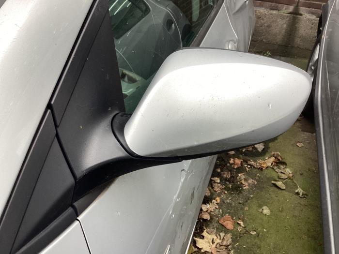 Außenspiegel links van een Hyundai i30 (GDHB5) 1.6 CRDi Blue Drive 16V VGT 2012