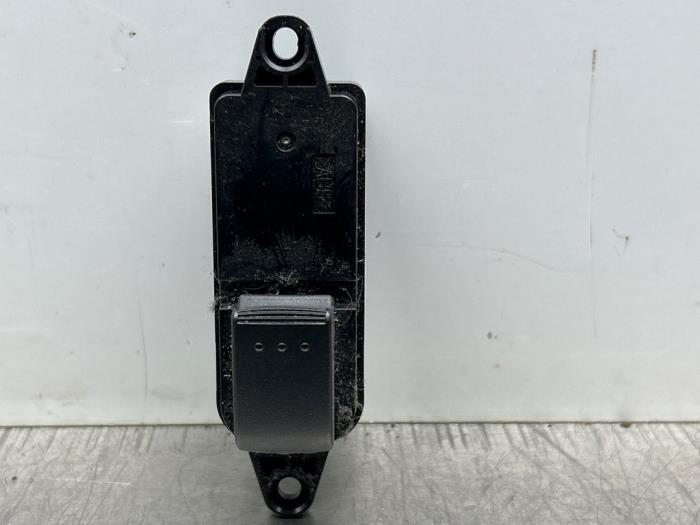 Usados Interruptor de ventanilla eléctrica Mazda 5 (CR19) 1.8i 16V Precio € 25,00 Norma de margen ofrecido por Gebr Opdam B.V.