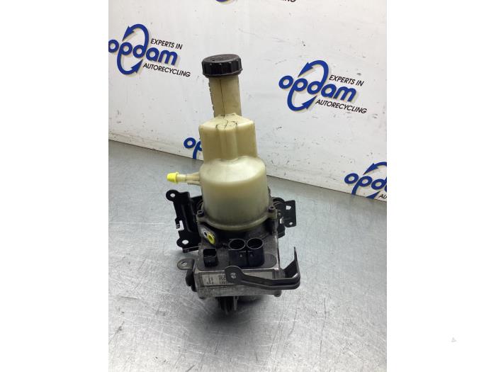 Usagé Pompe de direction Opel Vivaro 2.0 CDTI 122 Prix € 544,50 Prix TTC proposé par Gebr Opdam B.V.
