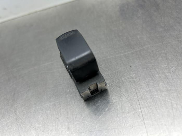 Usados Interruptor de ventanilla eléctrica Suzuki SX4 (EY/GY) 1.6 16V VVT Grip 4x4 Precio € 20,00 Norma de margen ofrecido por Gebr Opdam B.V.