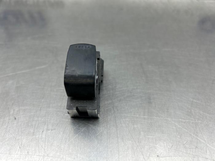 Usados Interruptor de ventanilla eléctrica Suzuki SX4 (EY/GY) 1.6 16V VVT Grip 4x4 Precio € 20,00 Norma de margen ofrecido por Gebr Opdam B.V.