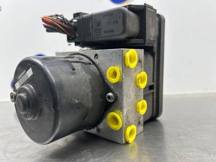 Begagnade ABS-pump Ford Focus 2 C+C 2.0 16V Pris € 125,00 Marginaltabell erbjuds av Gebr Opdam B.V.