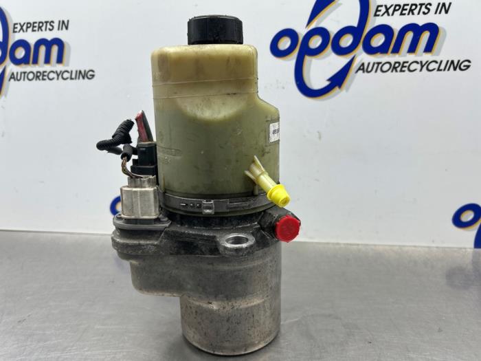 Usagé Pompe de direction Ford Focus 2 C+C 2.0 16V Prix € 90,00 Règlement à la marge proposé par Gebr Opdam B.V.