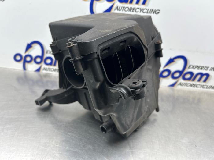 Begagnade Luftfilterhus Ford Focus 2 C+C 2.0 16V Pris € 40,00 Marginaltabell erbjuds av Gebr Opdam B.V.