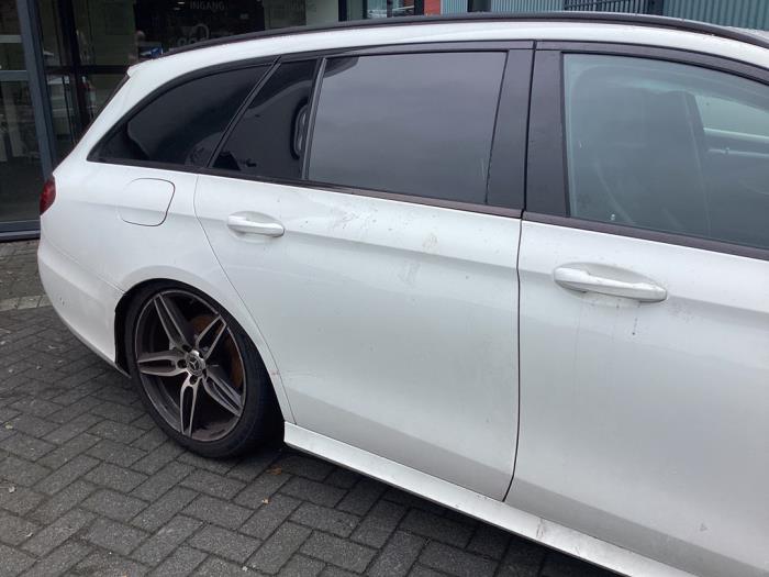 Begagnade Bakdörr, 4-dörrars, höger Mercedes E Estate (S213) E-220d 2.0 Turbo 16V Pris € 650,00 Marginaltabell erbjuds av Gebr Opdam B.V.