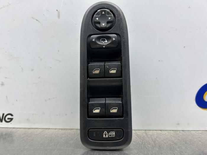 Usados Interruptor de ventanilla eléctrica Peugeot 308 (4A/C) 1.6 VTI 16V Precio € 50,00 Norma de margen ofrecido por Gebr Opdam B.V.
