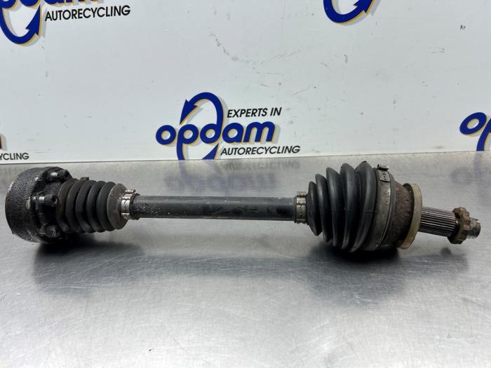 Begagnade Drivaxel, vänster fram Volkswagen Polo IV (9N1/2/3) 1.2 12V Pris € 30,00 Marginaltabell erbjuds av Gebr Opdam B.V.