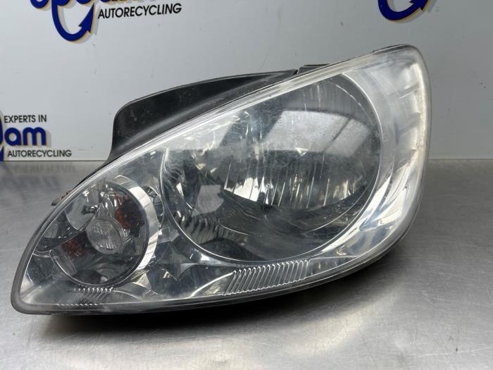 Używane Reflektor lewy Hyundai Getz 1.1i 12V Cena € 50,00 Procedura marży oferowane przez Gebr Opdam B.V.