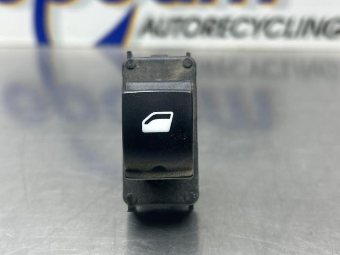 Usados Interruptor de ventanilla eléctrica Citroen C4 Cactus (0B/0P) 1.2 PureTech 82 12V Precio € 15,00 Norma de margen ofrecido por Gebr Opdam B.V.