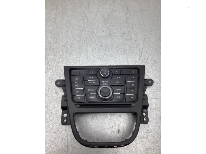 Używane Panel obslugi radia Opel Mokka/Mokka X 1.4 Turbo 16V 4x2 Cena € 60,00 Procedura marży oferowane przez Gebr Opdam B.V.