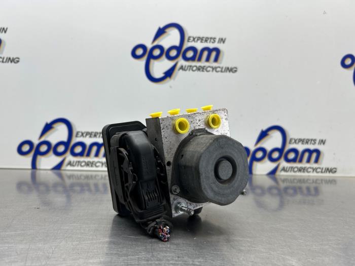 Begagnade ABS-pump Peugeot 108 1.0 12V Pris € 90,00 Marginaltabell erbjuds av Gebr Opdam B.V.