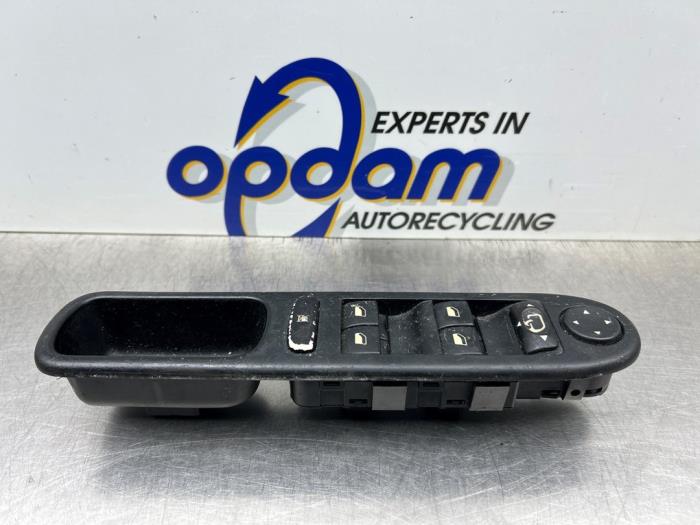 Usados Interruptor de ventanilla eléctrica Peugeot 307 (3A/C/D) 2.0 16V Precio € 40,00 Norma de margen ofrecido por Gebr Opdam B.V.
