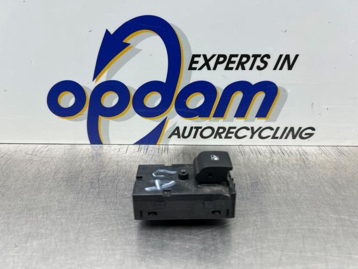 Usados Interruptor de ventanilla eléctrica Opel Astra K Sports Tourer 1.0 Turbo 12V Precio € 20,00 Norma de margen ofrecido por Gebr Opdam B.V.
