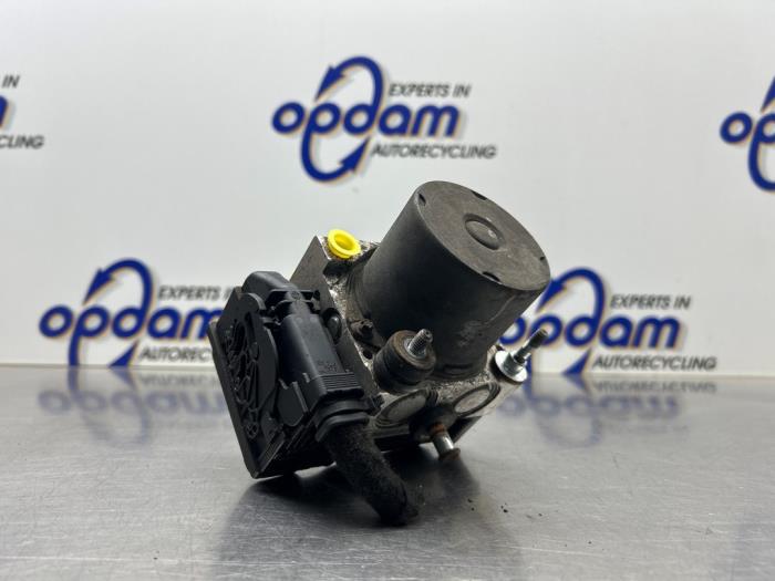 Używane Pompa ABS Opel Corsa C (F08/68) 1.2 16V Twin Port Cena € 75,00 Procedura marży oferowane przez Gebr Opdam B.V.