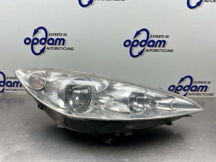 Używane Reflektor prawy Peugeot 308 (4A/C) 1.6 VTI 16V Cena € 100,00 Procedura marży oferowane przez Gebr Opdam B.V.