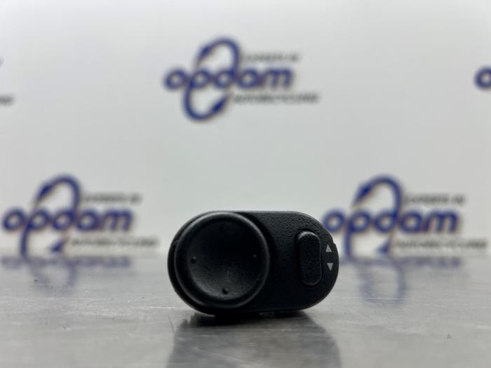 Usados Interruptor de retrovisor Opel Combo (Corsa C) 1.6 16V CNG Precio € 20,00 Norma de margen ofrecido por Gebr Opdam B.V.