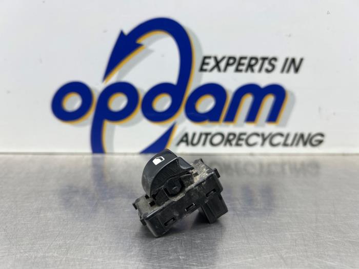 Usados Interruptor de ventanilla eléctrica Citroen Jumpy (G9) 2.0 HDI 120 16V Precio € 25,00 Norma de margen ofrecido por Gebr Opdam B.V.