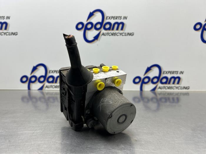 Usagé Pompe ABS Renault Clio III (BR/CR) 1.6 16V Prix € 150,00 Règlement à la marge proposé par Gebr Opdam B.V.