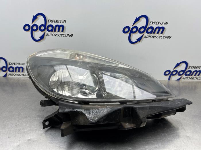 Używane Reflektor prawy Renault Clio III (BR/CR) 1.6 16V Cena € 75,00 Procedura marży oferowane przez Gebr Opdam B.V.